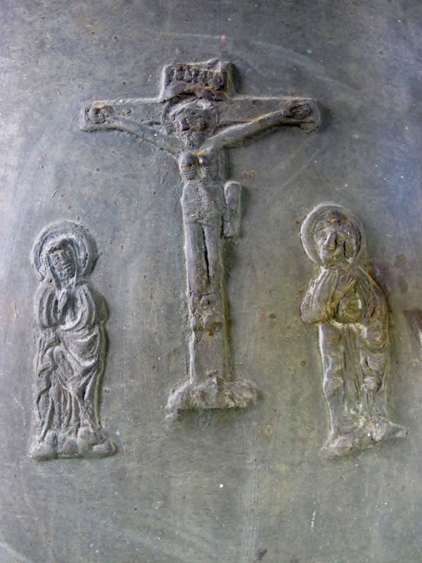 Maria und Johannes unter dem Kreuz
 "O Maria Gratia"-Glocke